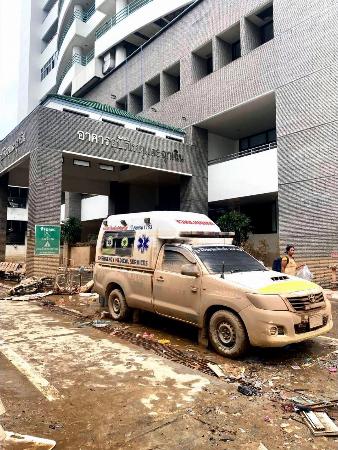 洪水で浸水後に水が引き始めたタイ南部ハジャイの病院＝２８日（ハジャイ病院提供・共同）