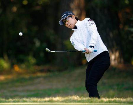 第２日、３番でアプローチショットを放つ穴井詩。通算６アンダーで首位＝宮崎ＣＣ