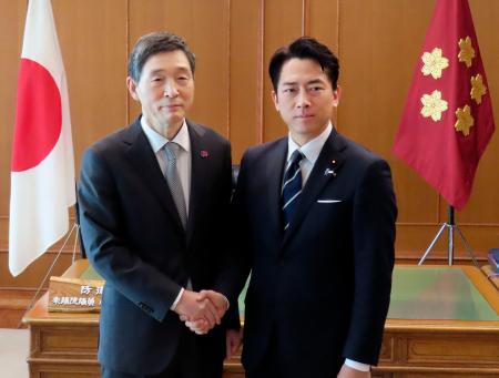 韓国の李赫駐日大使（左）と面会する小泉防衛相＝２８日午前、防衛省