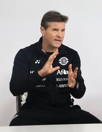 新潟戦を前に意気込みを語る、Ｊ１柏のロドリゲス監督＝２８日、千葉県柏市