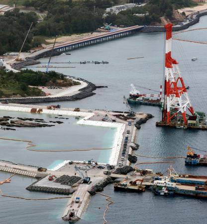 埋め立て用土砂の投入作業が始まった、沖縄県名護市辺野古東側の大浦湾＝２８日午後（共同通信社機から）