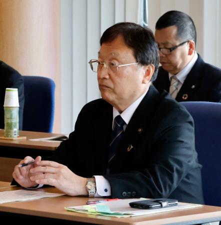 九州電力川内原発を訪れ、要望を伝える鹿児島県薩摩川内市の田中良二市長＝２７日、薩摩川内市