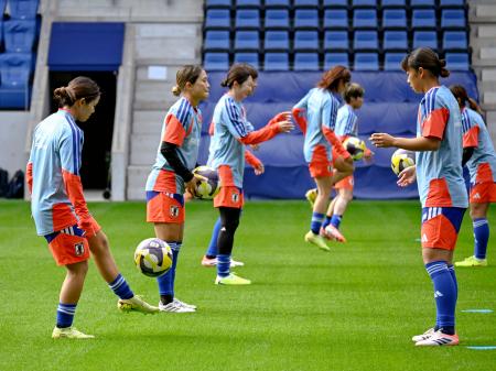 調整するサッカー女子日本代表「なでしこジャパン」の選手＝２８日、ピーススタジアムｂｙＳｏｆｔＢａｎｋ