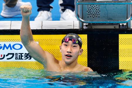 男子１００メートル平泳ぎで優勝し、ガッツポーズする大橋信＝東京アクアティクスセンター