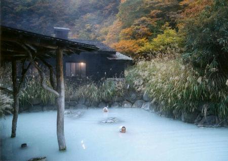 秋田県の乳頭温泉郷・鶴の湯温泉の露天風呂