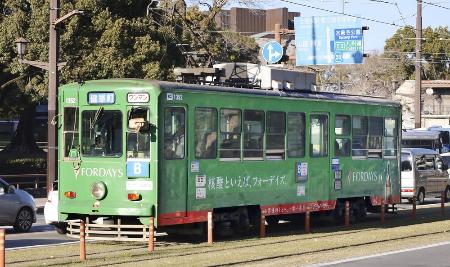 熊本市内を走行する市営の路面電車＝２０２３年１月