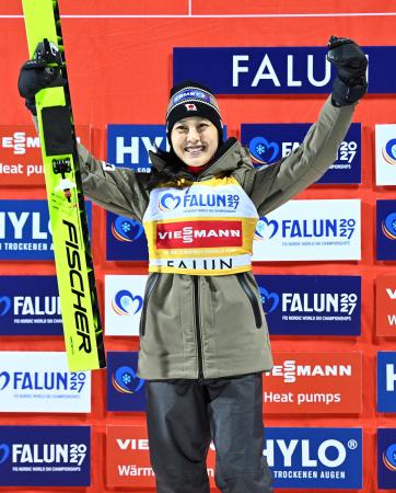 Ｗ杯ジャンプ女子個人第３戦で優勝した丸山希＝２８日、スウェーデン・ファルン（ロイター＝共同）