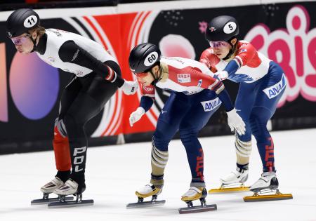 男子５０００メートルリレー予選　宮田将吾（右）からタッチを受ける吉永一貴＝ドルドレヒト（共同）