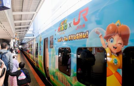 　ＪＲ博多駅でお披露目された特別ラッピング列車「スーパーマリオトレイン」＝２９日午前