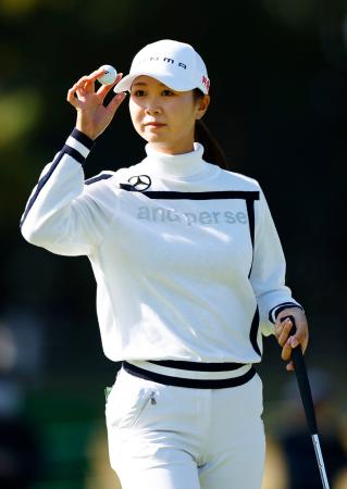 第３日、１５番でバーディーを奪い、声援に応える金沢志奈。通算６アンダーで首位＝宮崎ＣＣ