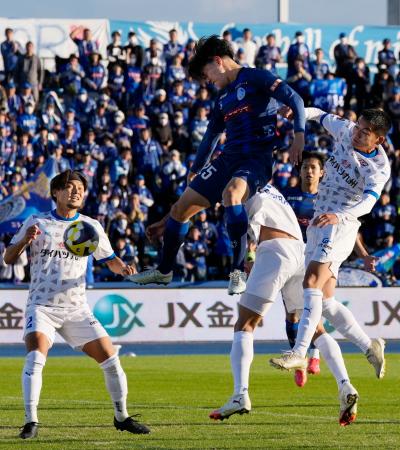 水戸―大分　後半、ヘディングで先制ゴールを決める水戸・多田（中央上）＝Ｋｓスタ