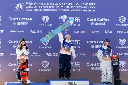スノーボードW杯のビッグエア開幕戦の女子で表彰台を独占した日本勢。(左から)2位岩渕麗楽、優勝した深田茉莉、3位鬼塚雅=張家口(ゲッティ=共同)