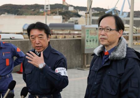 視察後、記者団の取材に応じる大分市の足立信也市長（左）と大分県の佐藤樹一郎知事＝２９日午後、大分市佐賀関