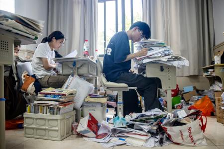 大学入試に向け勉強する受験生＝６月、中国浙江省杭州市（共同）