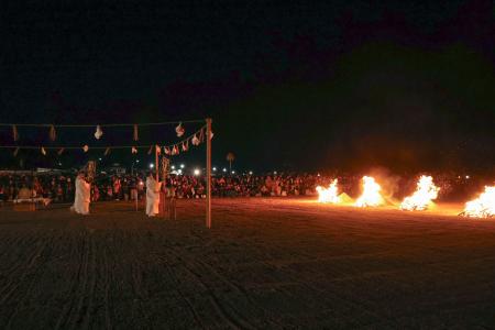 島根県出雲市の稲佐の浜で営まれた「神迎神事」＝２９日夜