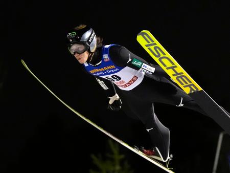 W杯ジャンプ男子個人第5戦 2位に入った二階堂蓮の飛躍=ルカ(共同)