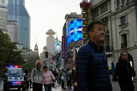 上海の繁華街を歩く人たち＝１１月（共同）