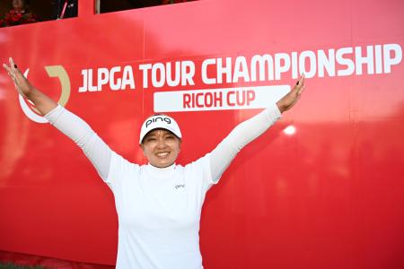 　女子ゴルフのツアー選手権リコー杯を制し、国内四大大会は９年ぶりの優勝を果たした鈴木愛＝３０日、宮崎県宮崎ＣＣ（ゲッティ＝共同）