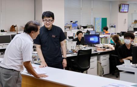 石川県輪島市役所の窓口で業務する職員ら＝９月
