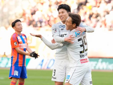 　新潟―柏　後半、ハットトリックを達成し、中川（右）に祝福される柏・細谷＝デンカＳ
