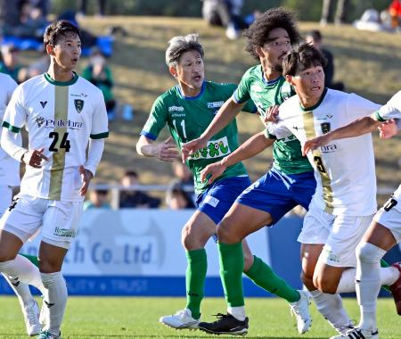 ＪＦＬ・地域リーグ入れ替えの市原戦で、延長後半途中から出場しプレーする鈴鹿の三浦知良（左から２人目）＝三重交通Ｇスポーツの杜鈴鹿