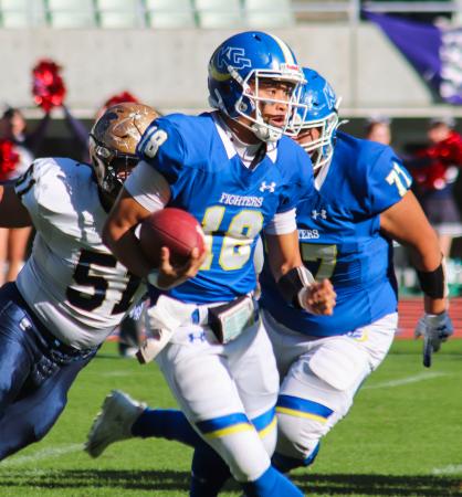 関大との準決勝で突進する関学大のＱＢ星野太＝ヤンマースタジアム長居