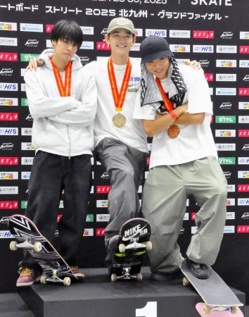 男子ストリートで優勝し、表彰台で笑顔の白井空良（中央）。左は２位の根附海龍、右は３位の青木勇貴斗＝北九州メッセ