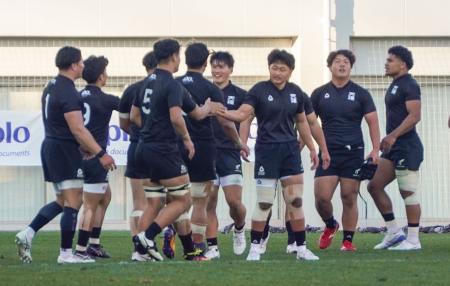 京産大を破って２連覇を果たし、喜ぶ天理大フィフティーン＝花園