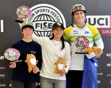 ＢＭＸフリースタイル・パークのＷ杯最終戦決勝で初優勝した女子の小沢美晴（中央）と２位の吉田実央（左）ら＝３０日、茨城県境町のアーバンスポーツパーク