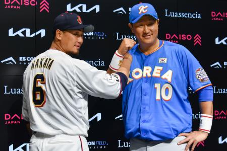 最優秀選手（ＭＶＰ）に選ばれた李大浩さん。左は中田翔さん＝３０日、エスコンフィールド北海道