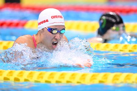 　女子２００メートル平泳ぎ決勝　力泳する鈴木聡美＝東京アクアティクスセンター