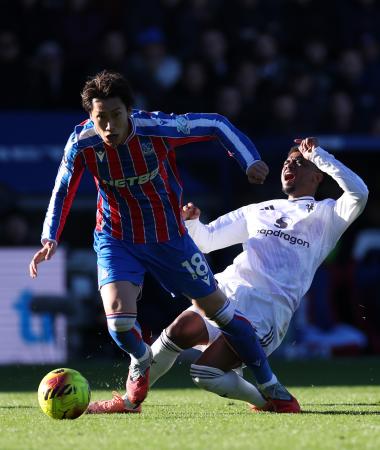 後半４０分まで出場したクリスタルパレスの鎌田大地（左）＝３０日（ゲッティ＝共同）