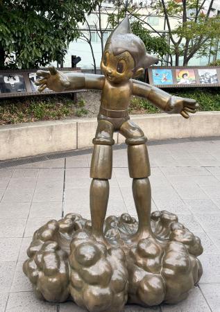 　「大泉アニメゲート」に設置されている「鉄腕アトム」のアトムのブロンズ像＝東京都練馬区