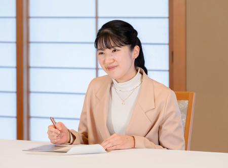 初の海外公式訪問先となるラオスに関する説明を受けられた愛子さま＝１１月１０日、皇居・御所（宮内庁提供）