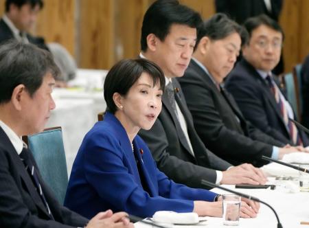 政府与党連絡会議で発言する高市首相（左から２人目）＝１日午後、首相官邸