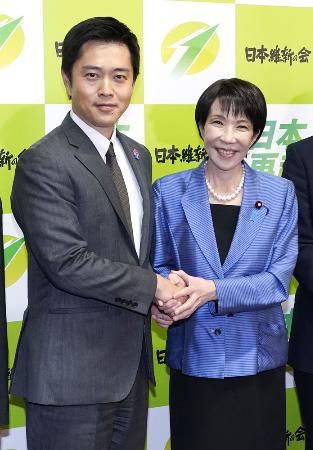 　国会内で握手を交わす、高市早苗首相（右）と日本維新の会の吉村洋文代表＝１０月