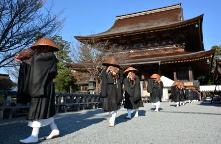 歳末助け合い托鉢に向かう金峯山寺の僧侶＝１日午前、奈良県吉野町