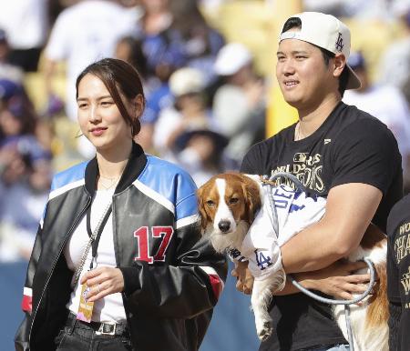 愛犬デコピンを抱くドジャースの大谷翔平と妻の真美子さん＝２０２４年１１月、ロサンゼルス（共同）