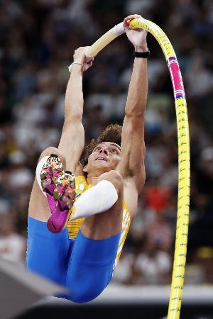 世界選手権東京大会棒高跳びで６メートル３０の世界新で大会３連覇したアルマント・デュプランティス＝９月、国立競技場