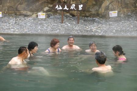 川湯温泉の河原に冬限定でオープンした「仙人風呂」を楽しむ人たち＝１日、和歌山県田辺市