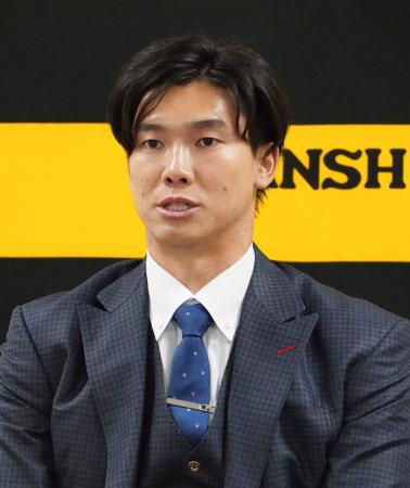 契約更改交渉を終え、取材に応じる阪神・湯浅＝１日、兵庫県西宮市