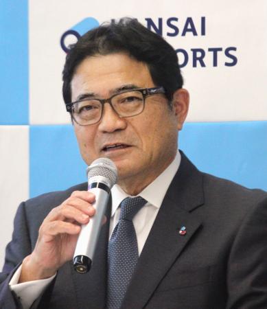 記者会見する関西エアポートの山谷佳之社長＝１日午後、大阪府泉佐野市