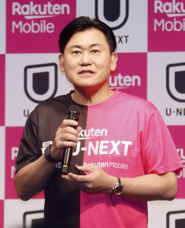 記者会見する楽天モバイルの三木谷浩史会長＝６月、東京都渋谷区