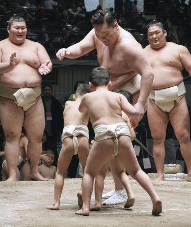 ２月、「白鵬杯」で幼児に稽古をつける元横綱白鵬の白鵬翔さん（中央）＝両国国技館