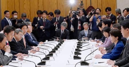 　首相官邸で開かれた政府与党連絡会議＝１日午後