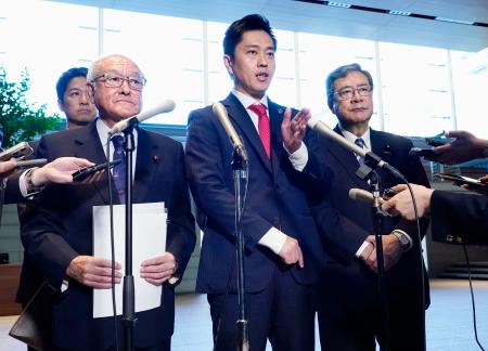 取材に応じる（手前左から）自民党の鈴木幹事長、日本維新の会の吉村代表ら＝１日午後、首相官邸