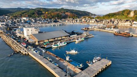 石川県輪島市の輪島港＝１１月（ドローンから）