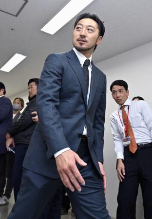 取材を終え、引き揚げる広島・菊池＝１日、マツダスタジアム