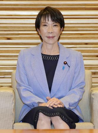 閣議に臨む高市首相＝１１月２８日、首相官邸