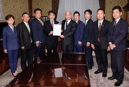 土地や建物の取得状況の把握を推進する法案を衆院事務総長（中央）に提出する立憲民主党の議員＝１日午後、国会